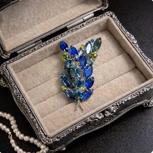 JULIANA D&E Verified, Vintage 1960s Rhinestone Dimensional Abstract Leaf Brooch